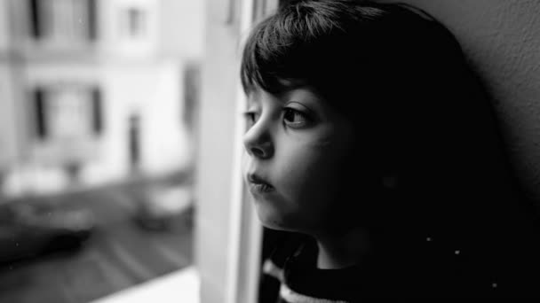 Βαρεμάρα Και Μοναξιά Για Παιδιά Ακουμπώντας Στο Παράθυρο Θέλοντας Βγει — Αρχείο Βίντεο