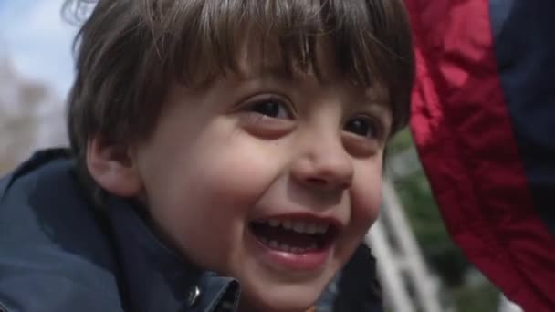 Glimlachend Kind Rotonde Van Autumn Playground Close Jongen Stralend Gezicht — Stockvideo