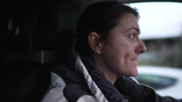 高速道路で女性の顔運転トラックを決定 ドライバーの日のプロファイルが動いている間に夢中 — ストック動画