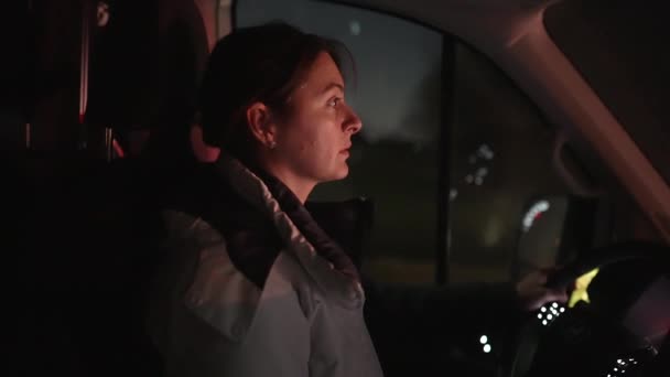 夜にトラックを運転する女性 夜の旅でハイウェイ道路に注意を払う女性ドライバー — ストック動画