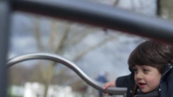 Garçon Rêveur Sur Carrousel Ride Pendant Journée Automne Enfant Spinning — Video