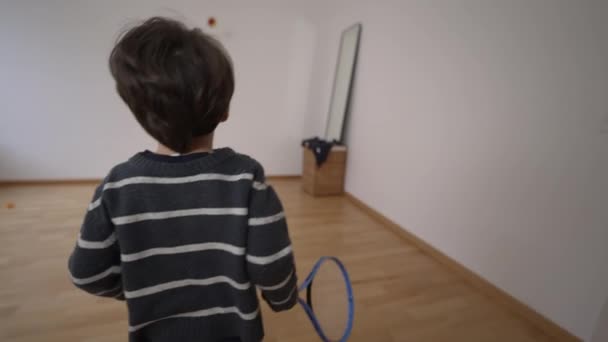 无家具公寓卧房的儿童室内网球游戏 家庭新开始搬迁的概念 — 图库视频影像