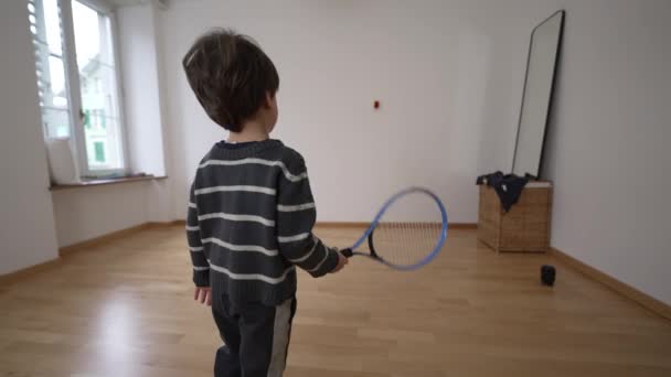 新的开始 在空房间里的小男孩网球课 孩子们在家里练习用球拍击球 — 图库视频影像