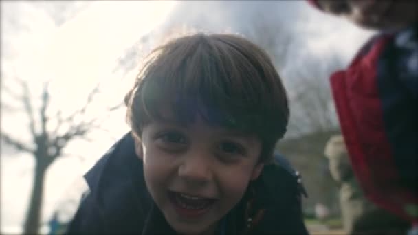 Ενθουσιασμένο Παιδί Χαμογελά Ενώ Κυκλώνει Κυκλικό Κόμβο Στην Παιδική Χαρά — Αρχείο Βίντεο