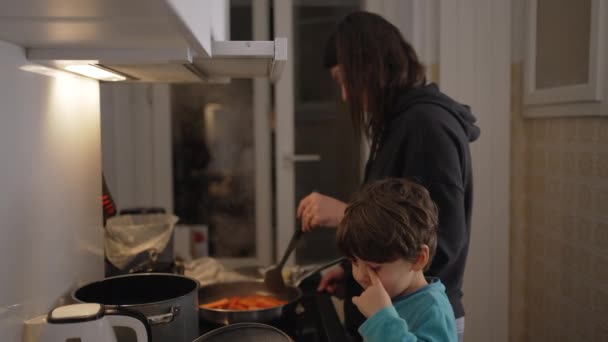 Szczera Matka Przygotowuje Jedzenie Dzieckiem Stojącym Obok Niej Domowy Styl — Wideo stockowe