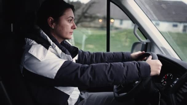 Motorista Feminina Segurando Volante Caminhão Mudar Para Casa Nova Novo — Vídeo de Stock