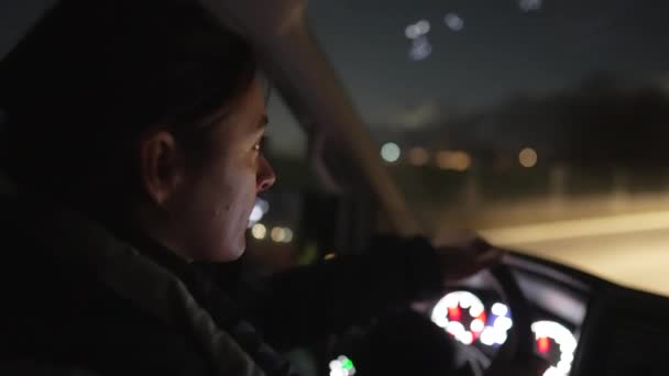 Kvinnliga Förarens Koncentrerad Transit Evening Road Kvinnans Fokuserad Drive Nattetid — Stockvideo