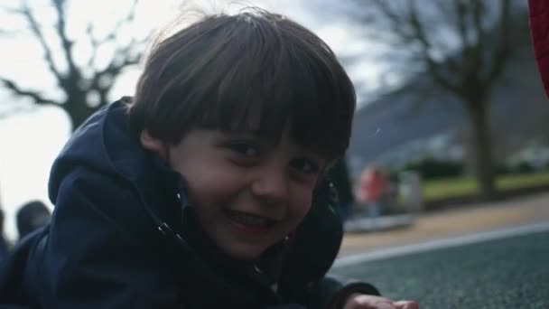 Delikanlının Serin Sonbahar Çocuk Bahçesi Dönüşü Keyfi — Stok video