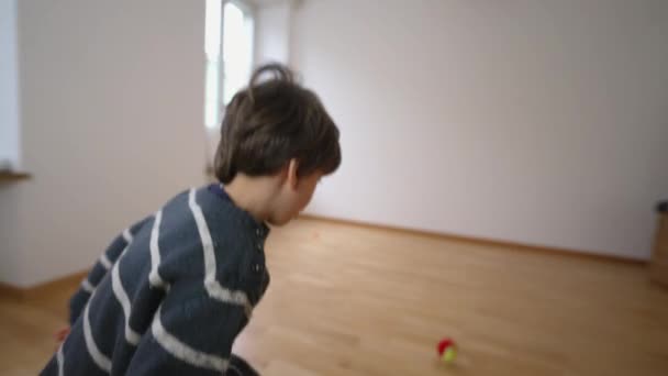 无家具公寓房间儿童室内网球练习 用球拍撞墙击球 重新定位家庭观念 — 图库视频影像