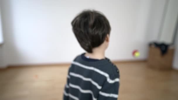 孩子们在家里的卧室墙上用球拍击球 在空荡荡的卧室里打网球 小男孩运动 未来的冠军 — 图库视频影像