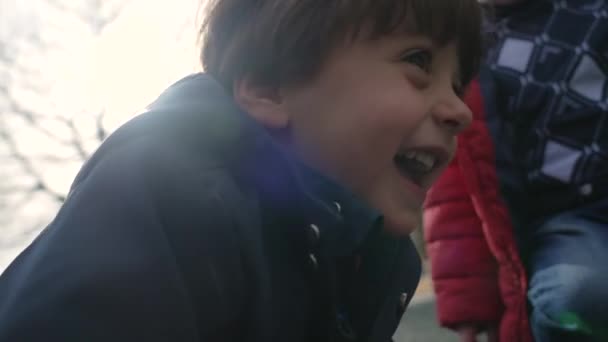 Šťastné Dítě Close Tvář Baví Hřišti Park Kruhový Objezd Radostné — Stock video