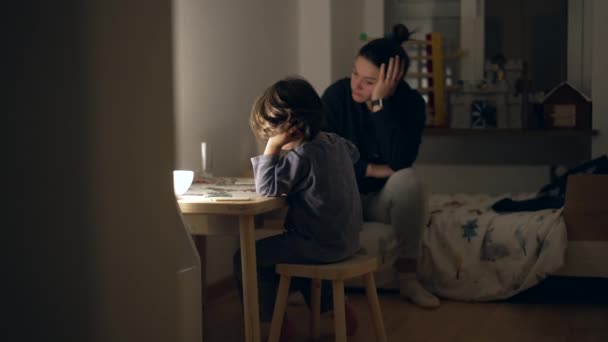 Откровенный Ребенок Занимающийся Домашним Обучением Ночью Перед Сном Пижаме Уставшая — стоковое видео