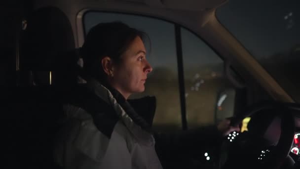 Kvinna Kör Lastbil Natten Kvinnlig Förare Koncentrerad Vägen Kvällen Ögon — Stockvideo