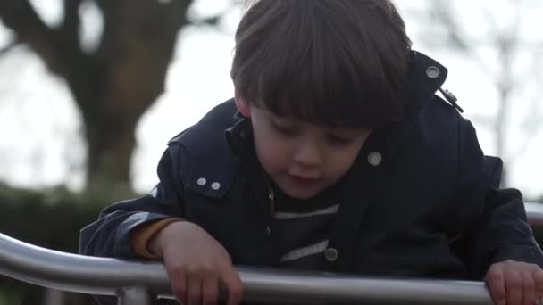Enfant Mouvement Dans Carrousel Rond Point Aire Jeux Pendant Saison — Video