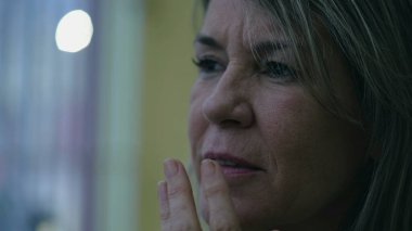 Orta yaşlı bir kadın imansız ve şok edici olaylara tepki veriyor. 50 'li yaşlarda şaşkın bir kadın ağır çekimde duygularını ifade ediyor.