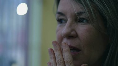 Orta yaşlı bir kadın imansız ve şok edici olaylara tepki veriyor. 50 'li yaşlarda şaşkın bir kadın ağır çekimde duygularını ifade ediyor.