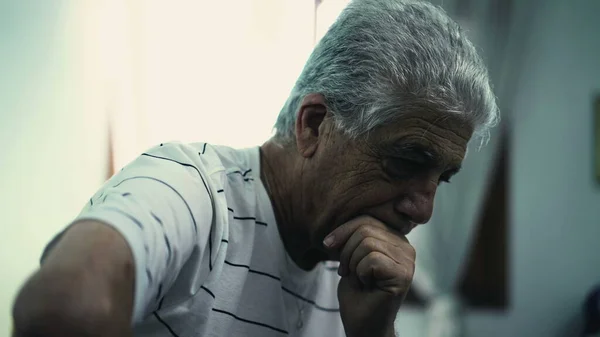Przygnębiony Starszy Pan Siwymi Włosami Głębokiej Psychicznej Refleksji Siedzi Ponurym — Zdjęcie stockowe
