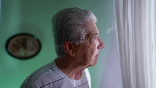 Ein Älterer Mann Der Hause Fenster Steht Und Mit Nachdenklichem — Stockfoto