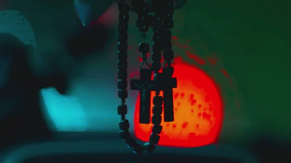 Christian Kříž Displeji Čelním Skle Auta Při Jízdě Dešti Symbol — Stock fotografie