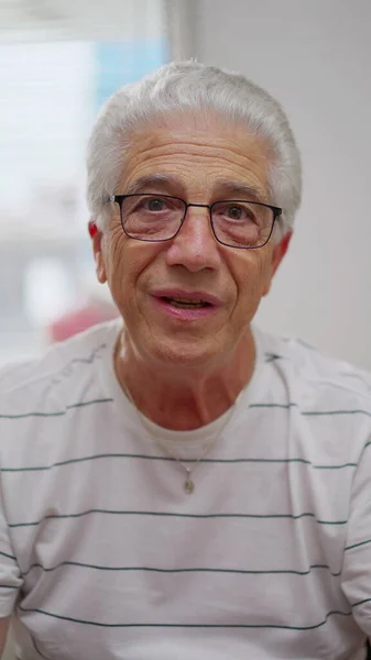 Äldre Man Deltar Videokonferens Med Familjen Vertikal Video Farfar Talar — Stockfoto