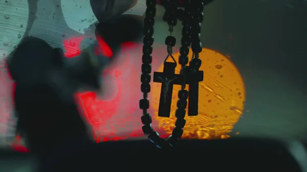 在雨淋的背景下 克里斯汀十字架在汽车挡风玻璃前展示 希望和信仰的象征 — 图库照片