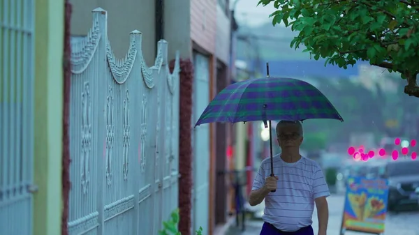 Старший Идет Дождем Держа Зонтик Пожилой Кавказский Человек Прогуливается Улице — стоковое фото