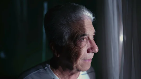 Ηλικιωμένοι Gray Hair Man Στέκεται Στο Παράθυρο Του Σπιτιού Βλέποντας — Φωτογραφία Αρχείου