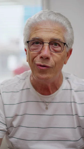 Uomo Anziano Partecipare Videoconferenza Con Famiglia Video Verticale Del Nonno — Foto Stock