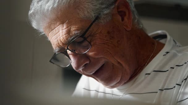 Άγχος Και Κατάθλιψη Στον Ηλικιωμένο Άνδρα Που Υποφέρει Από Κακουχίες — Αρχείο Βίντεο