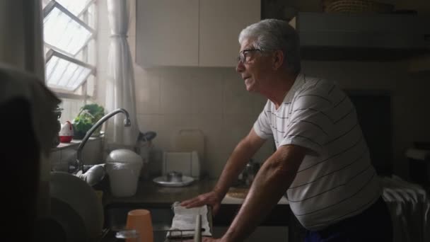 深い心の反射で窓からキッチンに立っている熟練のシニアマン 自宅でソリューションを考える退職者 — ストック動画