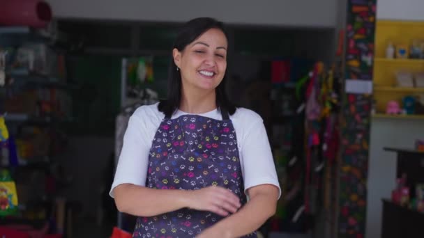 Pet Store Proprietor Poses Brasil Percaya Diri Dengan Arms Crossed — Stok Video