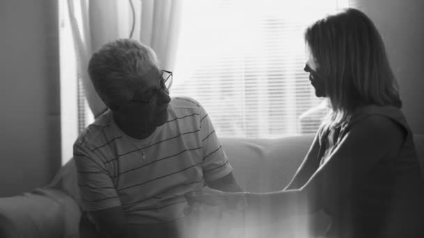老年男子与女性伴侣分担困难的犬齿场景 家庭积极听力行为 妇女拥抱老年人 同情地表示帮助和支持 — 图库视频影像
