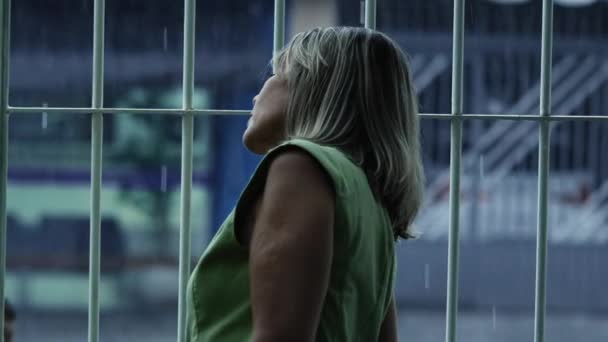 Kontemplacyjna Kobieta Patrząca Popołudniowy Deszcz Padający Ulicznym Sąsiedztwie Obserwująca Rezydencji — Wideo stockowe