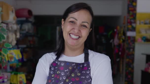 本物のブラジル人女性小規模ビジネスワーカーが腕を交差させた笑顔 エプロンを着用した楽しい女性の肖像画 — ストック動画