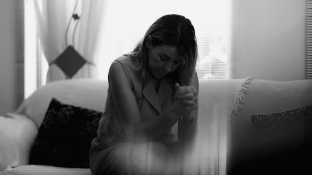 Спокойное Отчаяние Одиночестве Беспокойная Женщина Борющаяся Психическими Заболеваниями Озабоченностью Дома — стоковое видео