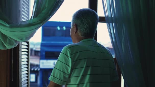 Kontemplativní Starší Muž Stojící Okna Zírající Večer Výhledu Deštivé Odpoledne — Stock video