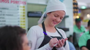 Neşeli Garson Yemek siparişleri alıyor, Restoran Ayarları 'nda müşterilerle takılıyor, geleneksel Kafeterya' da yerel işletme hizmeti veriyor.