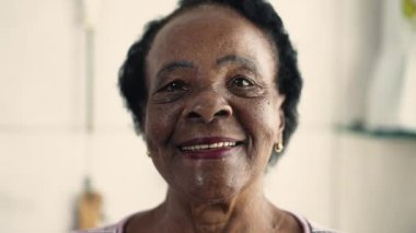Mutlu Son Sınıf Kadın portresi, yakından gülümseyen ve gülen yüz. Afro-Amerikalı bir zenci kadın neşeli bir ifade