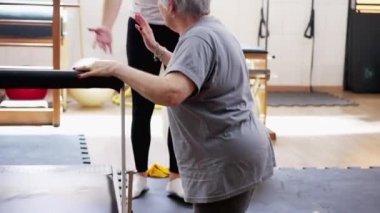 Genç Bayan Koç Kıdemli Kadın Yükselmesine Yardım Ediyor, Takım Çalışması Konsepti