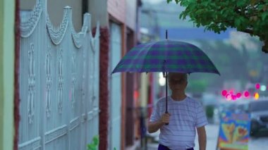 Yaşlı Adam Yağmurda İlerliyor, Şemsiye Tutuyor, Yavaş Film Sahnesi