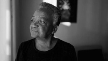 Pencerenin Yanındaki Düşünceli Yaşlı Bir Kadının Tek Renkli Çekimi, Siyahi Afrikalı Amerikalı Yaşlıların Düşünceli İfadesi, Yakın Çekim Yüzü