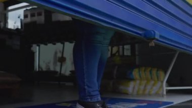 Genç bayan girişimci günlük rutin işler için garaj önü açıyor