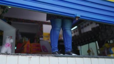 Yerel Kadın İşletme Sahibi, mağaza önü garajı açıyor. Yerel Dükkan konsepti