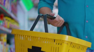 Yakın plan el ele tutuşma süpermarket sepeti. Müşteri alışverişi. Düşünce marketi koridoru.