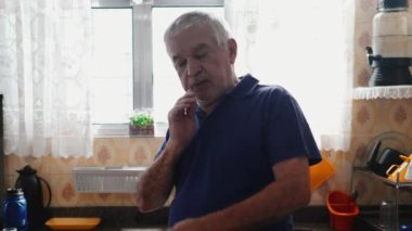 Mutfakta Düşünceli Yaşlı Adam, Derin Yansıma ve İkilem Sahnesi. Endişeli duygular pencere kenarında kararla mücadele ediyor