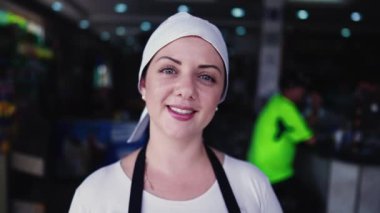 Küçük işletmelerin önünde duran genç bir kadın işçinin yakın plan yüzü, iş işgal kavramı.