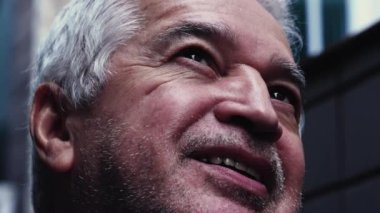 Minnettar Son Sınıfın İnancı, Yakından Yüzü Gülümseyen ve Hope 'la Gökyüzüne Bakan