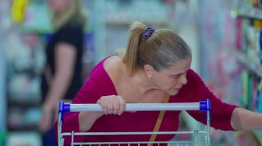 50 'lerde Alışveriş Arabası İten Kadın, Marketteki Raftan Ürünleri Topluyor
