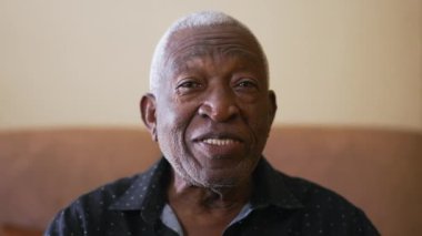 Mutlu Afrikalı Amerikalı Kıdemli Kadın Aile Akrabalarıyla Webcam 'da Sohbet Ettiği Görüntü Konferansı