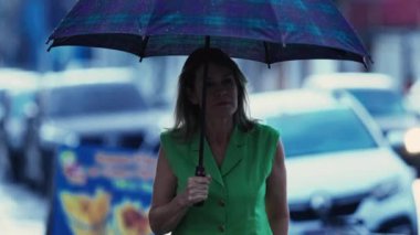 Şemsiye Altında Yürüyen Kadın, Şehir Merkezinde Yağmurlu Gün